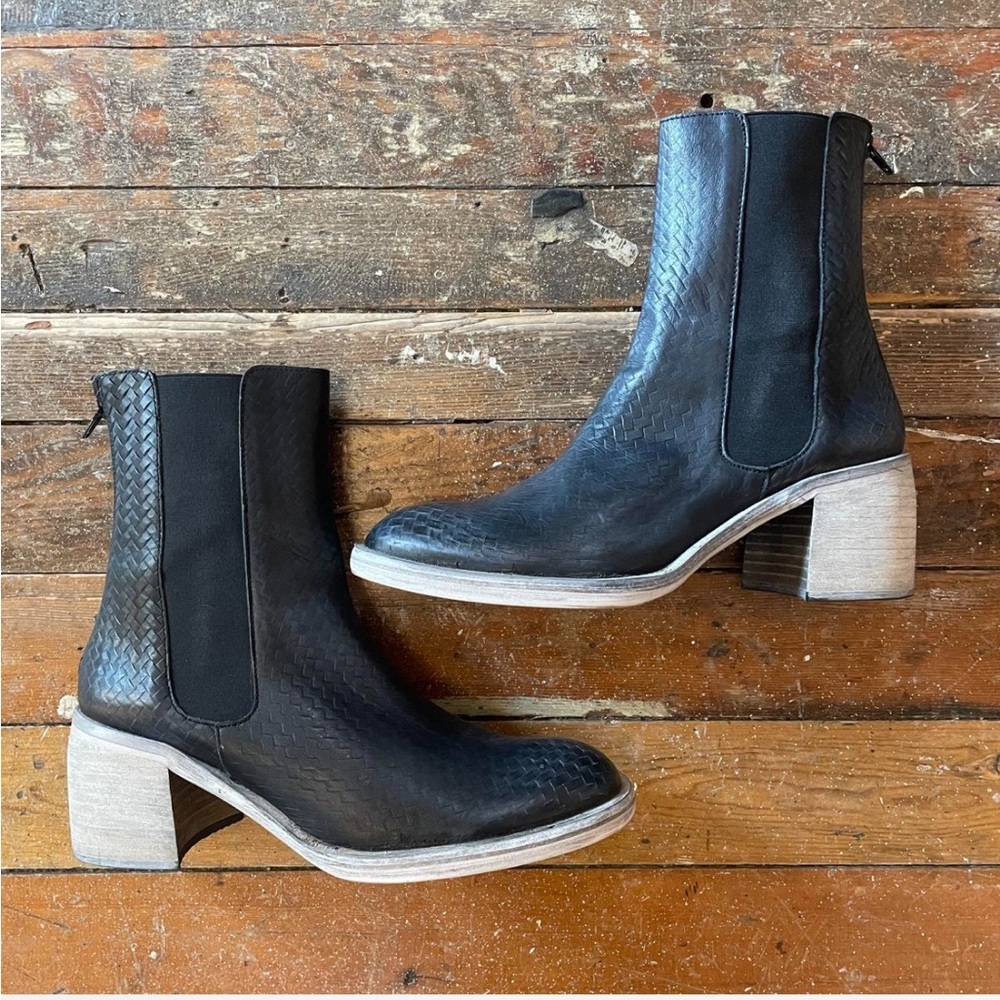 Free People Leather Essential Chelsea boots navy block heel size 10 NWOT